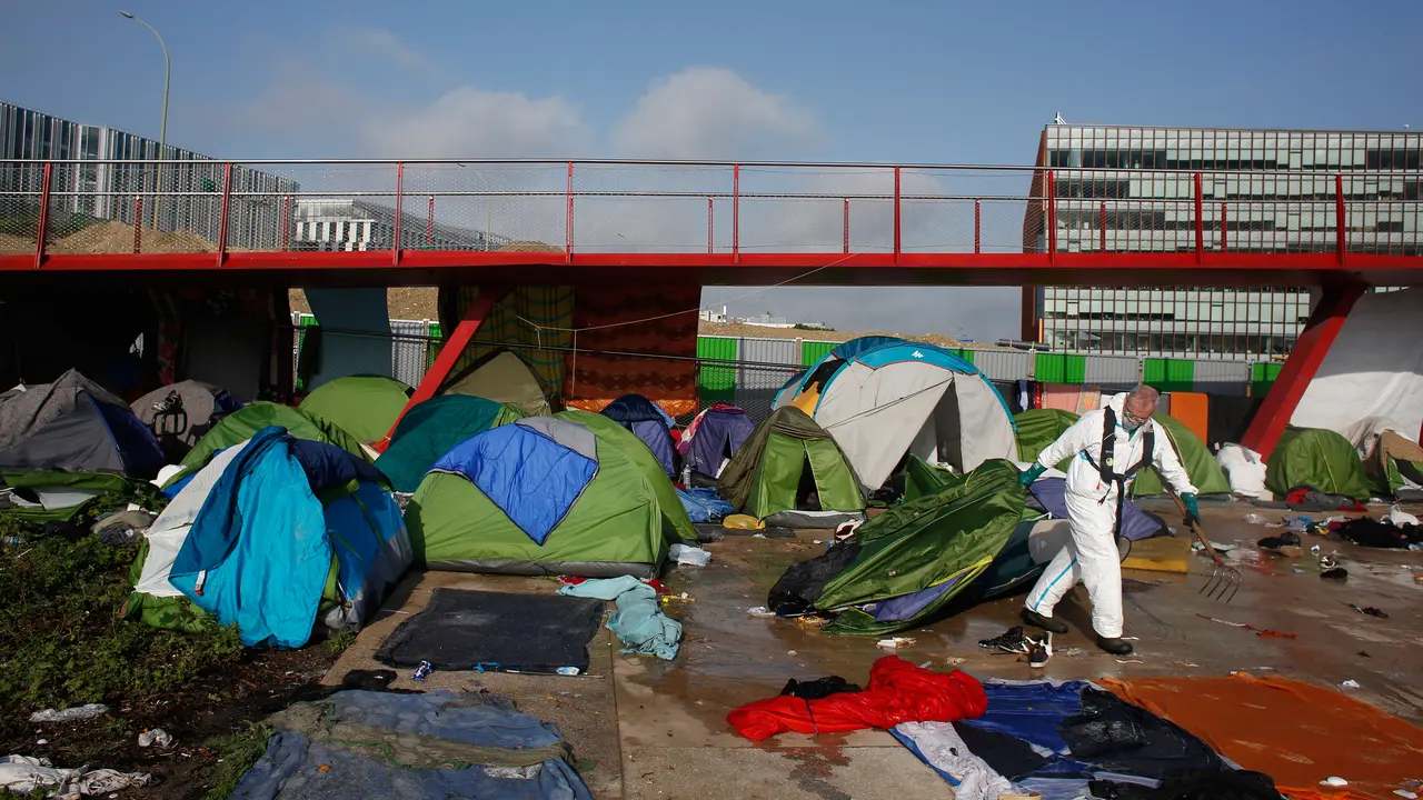 Pembersihan Tenda Imigran yang Memenuhi Bawah Jembatan di Paris