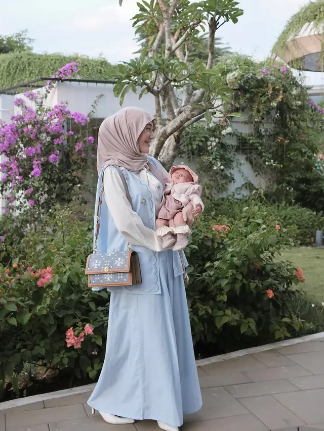6 Gaya Outfit Larissa Chou saat Momong Anak Kedua, Tetap Modis dan Anggun