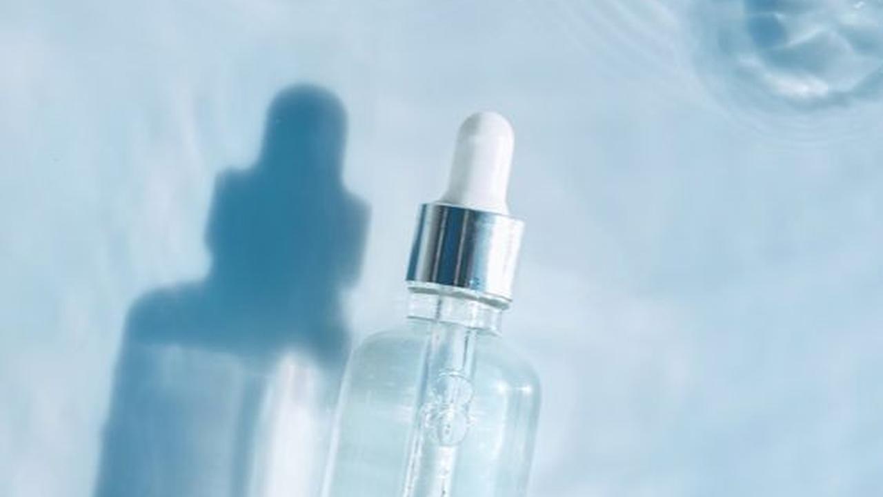 1. Pilih Serum dengan Kombinasi Eksfolian AHA dan BHA untuk Kulit Berminyak yang Beruntusan<br>