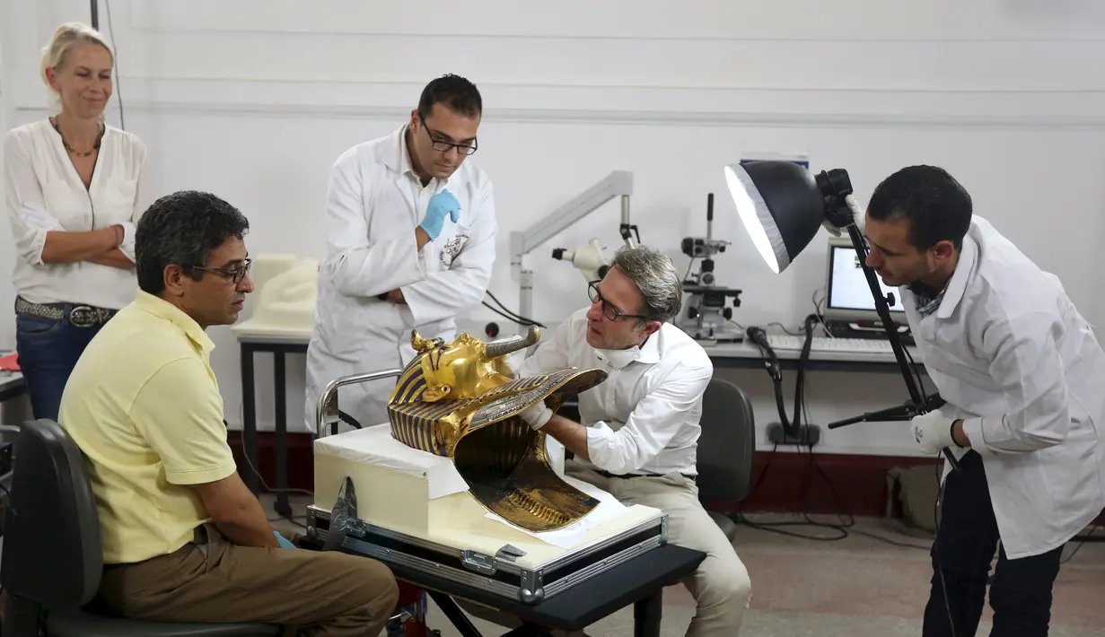 Sejumlah ilmuwan benda bersejarah melakukan restoasi terhadap topeng emas Raja Tutankhamun di museum Mesir, Kairo, Selasa (20/10/2015). Topeng emas Tutankhamun terdiri dari 11 kg emas murni yang dipamerkan di Museum Mesir. (REUTERS/Mohamed Abd El Ghany)