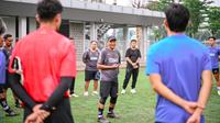 Pelatih Liga Indonesia All Stars, Rahmad Darmawan memimpin sesi latihan timnya jelang berlaga di Piala Presiden 2025. (Dok. PT LIB).