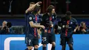 Gelandang PSG, Adrien Rabiot (kedua kanan) melakukan selebrasi usai mencetak gol kegawang Manchester City pada perempatfinal liga champions di Stadion Parc des Princes, Kamis (7/4). PSG bermain imbang dengan City 2-2. (Reuters/Gonzalo Fuentes)