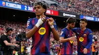 Pemain Barcelona Lamine Yamal (kiri) berselebrasi setelah Ferran Torres (tengah) mencetak gol pada laga La Liga/Liga Spanyol antara Barcelona vs Espanyol di Barcelona, Spanyol, Sabtu, 11 April 2026. (AP Photo/Joan Monfort)
