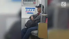 Heboh, seorang kakek mirip Presiden kedua RI Soeharto di dalam sebuah KRL. Namun belakang diketahui sosok asli sang kakek  