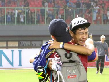Tangisan seorang Bobotoh setelah mendapat jersey Kim Kurniawan pada laga Liga 1 2017 antara Bhayangkara FC melawan Persib Bandung di Stadion Patriot, Bekasi, Minggu (4/6/2017). (Bola.com/Nicklas Hanoatubun)