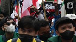 Sejumlah mahasiswa yang tergabung dalam Front Millenial Jabodetabek melakukan aksi unjuk rasa di Jalan Kuningan Persada sekitar Gedung KPK, Jakarta, Kamis (9/12/2021). Aksi mereka untuk memperingati Hakordia 2021 dengan menyuarakan keprihatinan atas lemahnya KPK. (Liputan6.com/Helmi Fithriansyah)