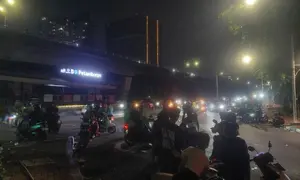 Massa masih berkerumun di sejumlah titik di kawasan Slipi dan Petamburan, Jakarta, hingga Jumat (28/8/2026) dini hari, setelah demonstrasi di sekitar Gedung DPR/MPR. (Foto: Antara)
