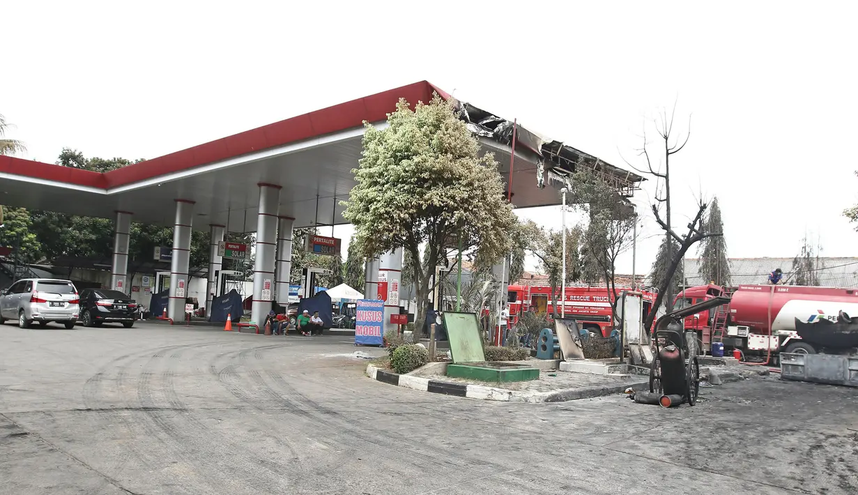 Kondisi SPBU Jalan Kahfi 2, Jagakarsa, setelah insiden terbakarnya sebuah truk tangki, Jakarta, Sabtu (30/12). Pertamina menyebut SPBU ditutup dan diberi garis Polisi untuk sementara selama proses investigasi. (Liputan6.com/Herman Zakharia)