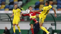 Pemain Portugal Bernardo Silva (tengah) berebut bola dengan pemain Swedia Robin Quaison pada pertandingan UEFA Nations League di Stadion Jose Alvalade, Lisbon, Portugal, Rabu (14/10/2020). Portugal menang 3-0. (AP Photo/Armando Franca)