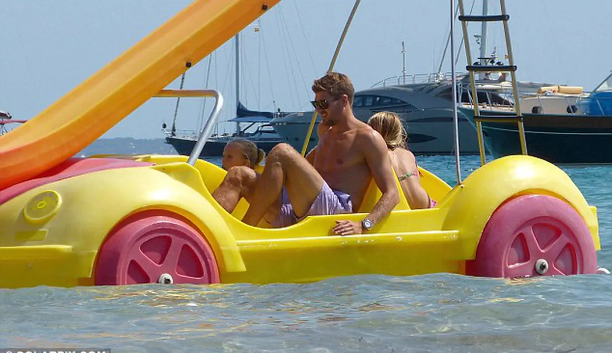 Steven Gerrard bersama anaknya menaiki mobil-mobilan air di Pulau Ibiza, sebuah pulau di laut Mediterania, 79 kilometer di lepas pantai Kota Valencia, di timur Spanyol (dailymail.co.uk)