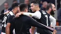 Striker Juventus, Cristiano Ronaldo berselebrasi dengan Paulo Dybala dan  Gonzalo Higuain pada akhir lanjutan kompetisi Serie A 2019-2020 melawan  Inter Milan di Stadion Giuseppe Meazza, Minggu (6/10/2019). Juventus memenangi duel bertajuk Derby d'Italia dengan keunggulan 2-1 (Alberto PIZZOLI / AFP)