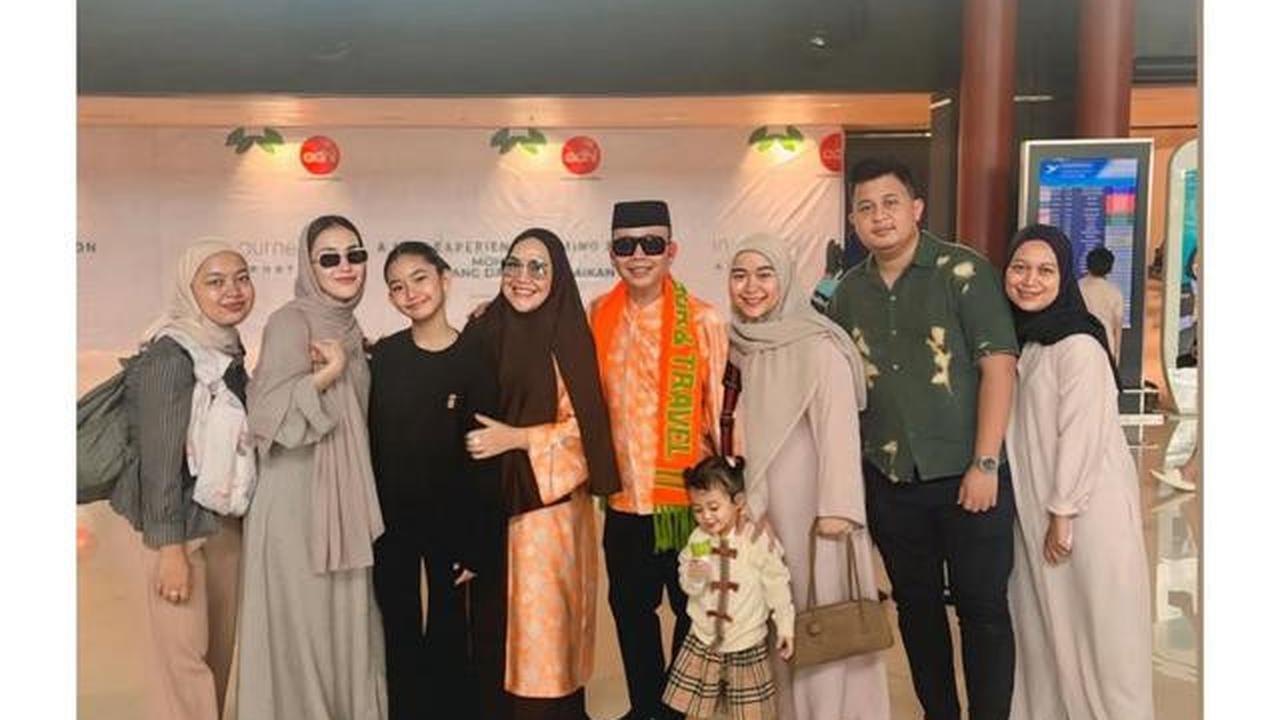 Model Gamis Ayu Ting Ting saat Antar Orang Tua Berangkat Umroh, Simpel Cocok untuk Sehari-hari