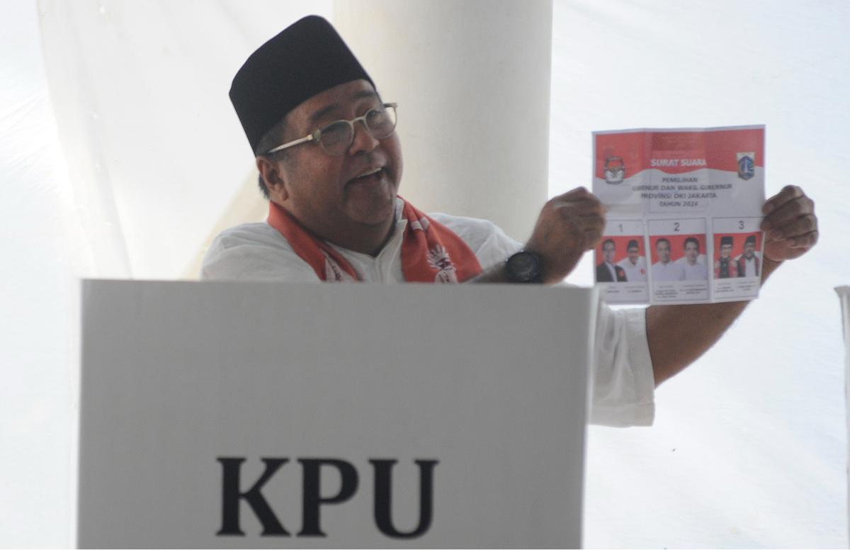 Rano Karno nyoblos di TPS 65 Lebak Bulus saat Pilkada Jakarta 2024