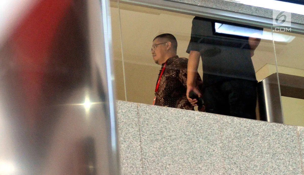 Wakil Ketua Komisi V DPR Fraksi PKS, Yudi Widiana Adia menuju ruang pemeriksaan di Gedung KPK, Rabu (19/7). Sebelumnya, Yudi diketahui mangkir atau tidak memenuhi panggilan penyidik saat dipanggil penyidik pada 14 Juli lalu. (Liputan6.com/Helmi Afandi)