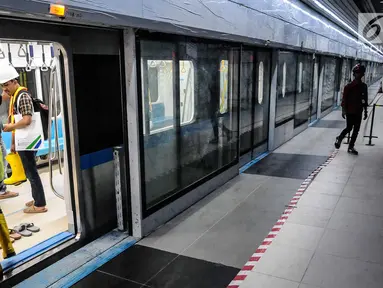 Wartawan mencoba Mass Rapid Transit (MRT) di Bundaran HI, Jakarta, Senin (10/12). Pembangunan konstruksi proyek MRT Jakarta fase satu Lebak Bulus-Bundaran HI lebih maju dibandingkan pembangunan pada akhir Agustus lalu. (Liputan6.com/Faizal Fanani)