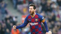 Bintang Barcelona Lionel Messi merayakan golnya ke gawang Eibar dalam lanjutan Liga Spanyol di Camp Nou, Sabtu (22/2/2020). (AP Photo/Joan Monfort)