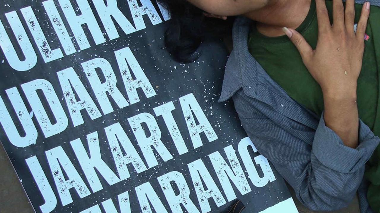 Koalisi Inisiatif Bersihkan Udara Kota dan Semesta (Ibukota) menggelar aksi unjuk rasa di depan Balai Kota DKI Jakarta, Jalan Medan Merdeka Selatan, Jakarta Pusat, Rabu (16/8/2023). Mereka menuntut Pemprov DKI segera mengambil tindakan untuk mengatasi pen