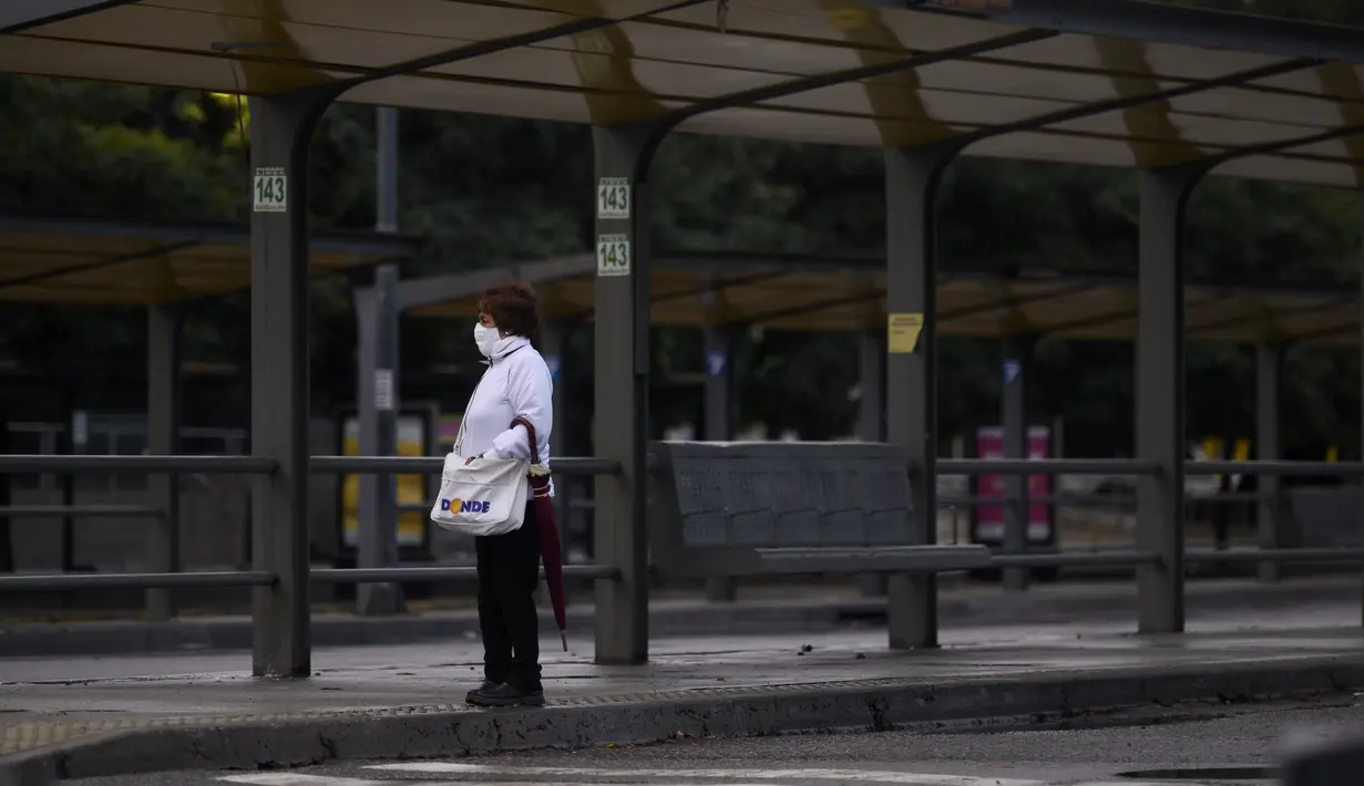 Seorang perempuan menunggu bus selama penguncian wilayah atau lockdon di Buenos Aires, Sabtu (22/5/2021). Argentina memberlakukan lockdown COVID-19 untuk pertama kalinya di tahun 2021 mulai Sabtu karena melonjaknya tingkat infeksi dan kematian akibat virus corona. (AP Photo/Mario De Fina)