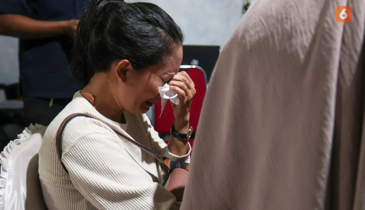 Tangis keluarga pecah saat mendengar keputusan penghentian operasi pencarian lima jurnalis dan tiga kru kapal Arupadhatu 1 di Posko SAR Nasional Carita, Pandeglang, Banten, Kamis (17/9/2026). Operasi SAR dihentikan setelah pencarian selama sepuluh hari belum menemukan tanda keberadaan delapan orang tersebut. (KLY/Budy Santoso)