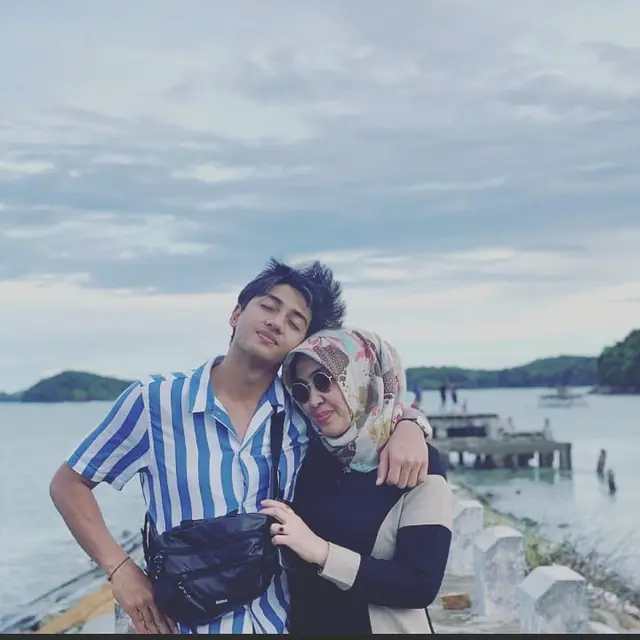 7 Potret Kebersamaan Harris Vriza dengan Ibundanya yang Jarang Tersorot