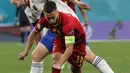 Gelandang timnas Belgia Eden Hazard berebut bola dengan bek Rusia, Igor Diveyev pada Matchday 1 Grup B Euro 2020 di Stadion Saint-Petersburg, Minggu (13/6/2021) dini hari WIB. Rusia berhasil mengandaskan Rusia 3-0 dengan dua gol dari Romelu Lukaku. (Anatoly Maltsev/Pool via AP)