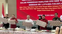 Penampakan tumpukan uang pengganti kerugian keuangan negara itu disusun di ruangan lantai 11 Gedung Bundar Jampidsus Kejagung, Jakarta Selatan. (Liputan6.com/Nanda Perdana Putra)