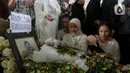 Suasana haru menyelimuti prosesi pemakaman penyanyi dan artis senior Titiek Puspa di Tempat Pemakaman Umum (TPU) Tanah Kusir, Jakarta, Jumat (11/4/2025). (Liputan6.com/Herman Zakharia)