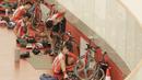 Sejumlah atlet memperbaiki sepeda saat menggelar latihan di Jakarta Internasional Velodrome, Jakarta, Selasa (31/7/2018). Menpora berharap para atlet dapat berprestasi di Asian Games 2018. (Bola.com/M Iqbal Ichsan)