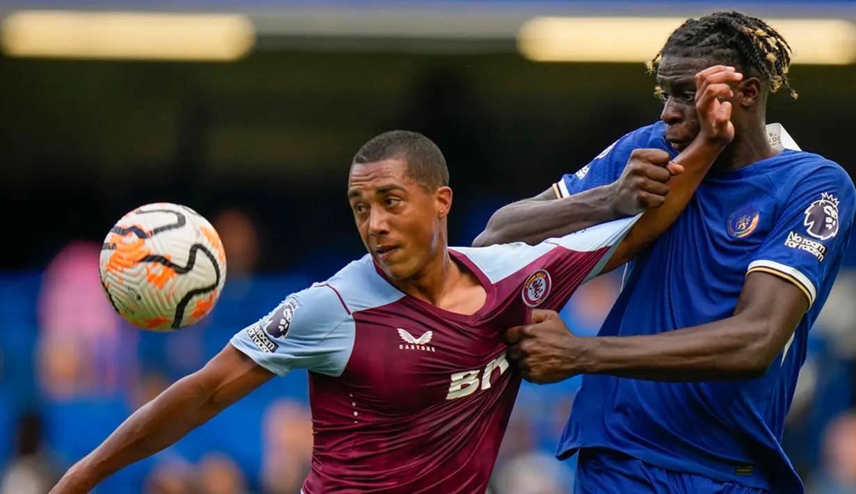 Ollie Watkins mencatatkan namanya di papan skor pada menit ke-73 untuk gol pertama Aston Villa. Dalam situasi serangan balik, Watkins menusuk ke kotak penalti dan dibayangi oleh Colwill. (AP Photo/Alastair Grant)