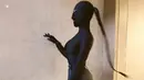 Melihat salah satu tampilan paling ikonis dari Kim Kardashian dalam full body suit hitam, lengkap menutupi heels hingga seluruh kepalanya. Foto: Instagram.