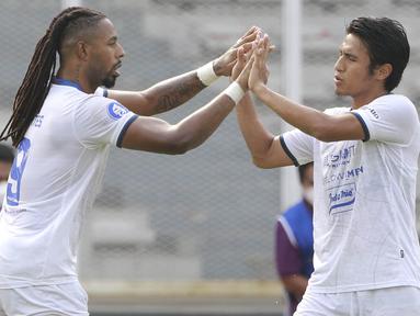 Kemenangan yang ditunggu Arema FC akhirnya datang juga di pekan ke-5 BRI Liga 1 2021/2022. Dalam laga yang digelar di Stadion Madya, Rabu (29/9/2021), Singo Edan mengalahkan Persipura Jayapura 1-0 via gol semata wayang Carlos Fortes yang dicetak di menit ketujuh. (Bola.com/ M Iqbal Ichsan)