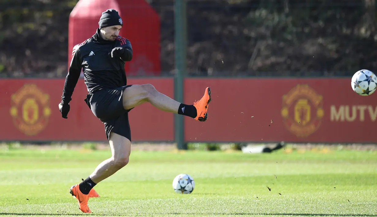 Penyerang Manchester United, Zlatan Ibrahimovic saat mengikuti sesi latihan tim  jelang menghadapi Sevilla pada babak 16 besar Liga Champions di kompleks pelatihan klub, Carrington, Manchester, Inggris (20/2). (AFP Photo/Oli Scarff)