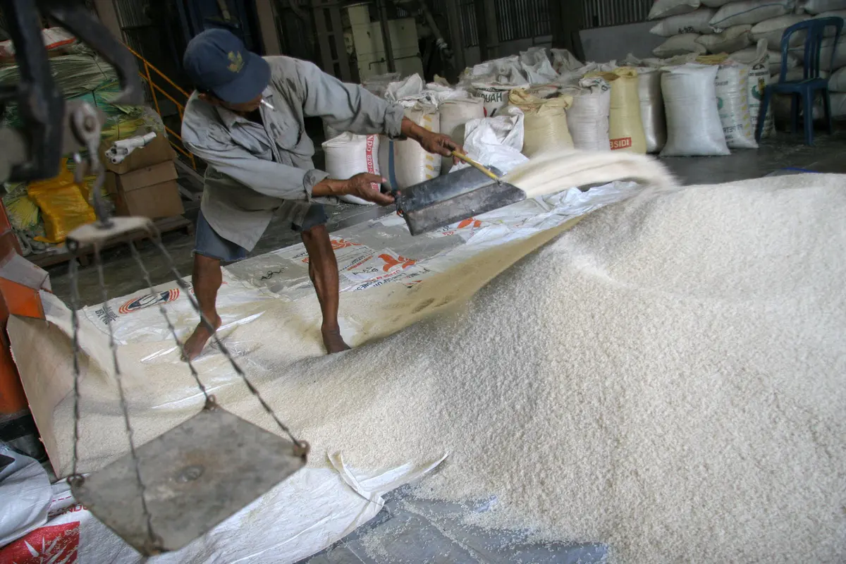Atasi Krisis Pangan di Desa Karampi, Pemkab Bima Distribusi Beras