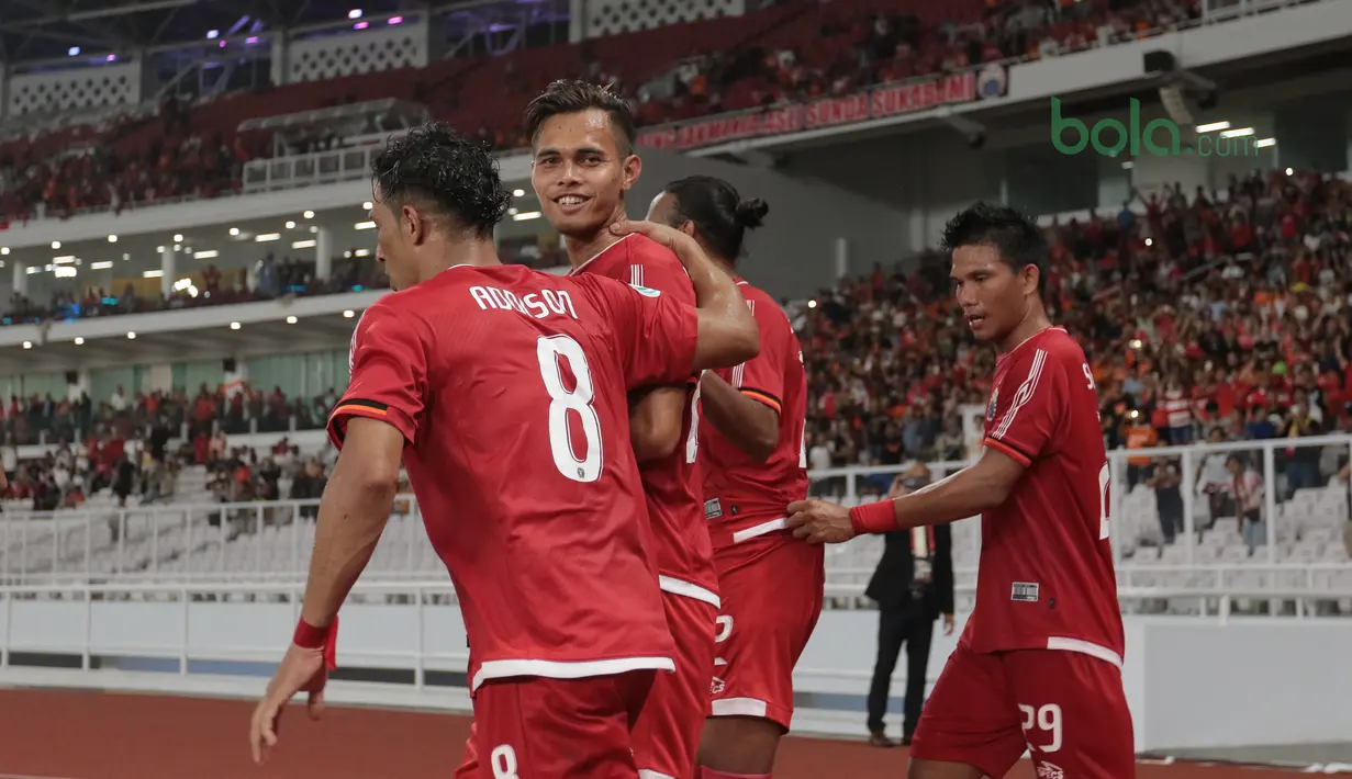 Para pemain Persija Jakarta merayakan gol Rezaldi Hehanussa saat melawan Tampines Rovers pada laga Piala AFC 2018 di Stadion Utama GBK, Senayan, Jakarta (28/2/2018). Persija menang 4-1. (Bola.com/Nick Hanoatubun)