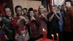 Ketua UKP PIP, Yudi Latief bersama Wakil Presiden keenam RI Try Sutrisno, mantan Ketua Mahkamah Konstitusi Mahfud MD berpose salam etnis Tionghoa saat mendatangi Vihara Dharma Bakti di kawasan Glodok, Jakarta, Jumat (16/2). (Liputan6.com/Arya Manggala)
