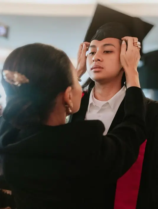 Untuk merayakan prestasi gemilang sang putra,Yuni berangkat ke Singapura sendirian untuk menemani Cavin wisuda. Di sana, dia dengan penuh kebanggaan menyetrika toga yang akan dipakai oleh Cavin untuk meresmikan gelar Bachelor of Business Commerce yang telah ia raih di kampusnya. (Liputan6.com/IG/@yunishara36)