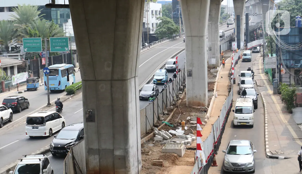 Suasana pembangunan Skywalk di hatle transjakarta  koridor 8 di kawasan Kebayoran lama, Jakarta, Rabu (24/8/2022). Pengerjaan skywalk sepanjang 500 meter  akan di hubungkan ke halte transjakarta koridor 8, koridor 13 dan stasiun kebayoran yang berlangsung sejak Maret 2022 yang di targetkan akan rampung pada bulan oktober 2022, saat ini sudah mencapai 30 persen. (Liputan6.com/Herman Zakharia)