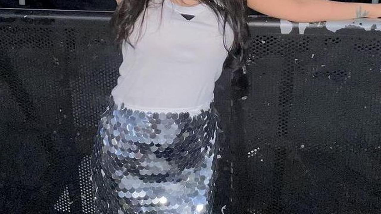 Terbaru, Rachel terlihat menghadiri konser The Renassance World Tour. Busana Rachel kali ini tak kalah mencuri perhatian. Ia menggunakan rok mini dengan payet mirip sisik ikan beserta topi sombrero.