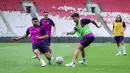 Legenda Barcelona, Cristian Tello (tengah kanan) berusaha menendang bola dalam latihan jelang laga Clash of Legends melawan DRX World Legends di Stadion Utama Gelora Bung Karno (SUGBK), Senayan, Jakarta, Jumat (17/04/2026) sore WIB. (Bola.com/Bagaskara Lazuardi)