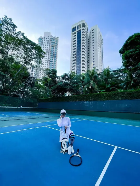 Bahkan saat olahraga, ia punya koleksi outfit sporty yang terlihat imut dan manja. [Instagram.com/princessyahrini]