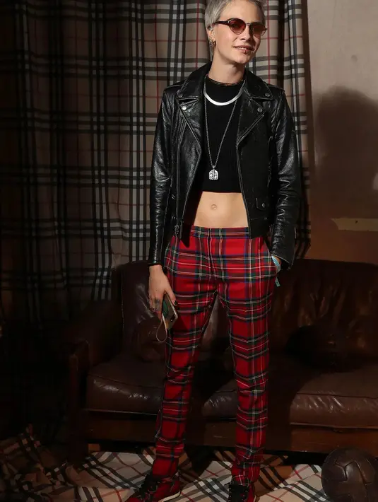 Bergaya ala punk dengan motif tartan khas Burberry.