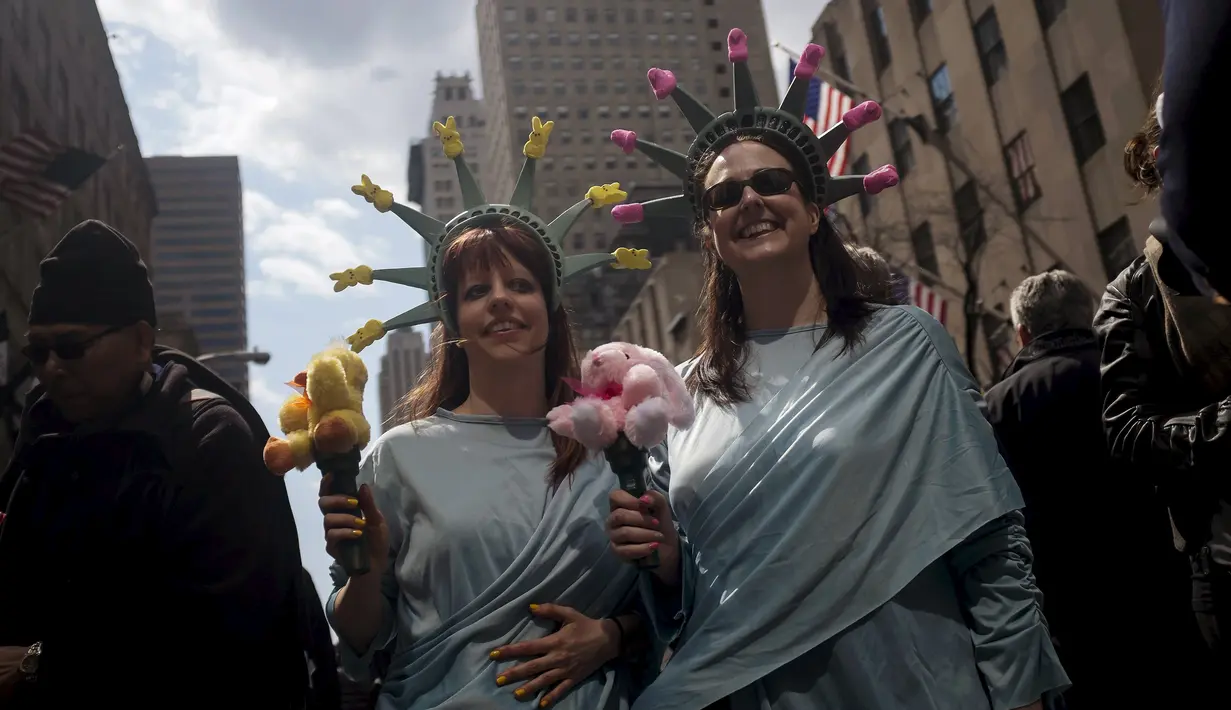 Dua orang wanita mengenakan topi menyerupai patung Liberty saat menghadiri Parade Paskah dan Festival Bonnet di New York City, Minggu (5/6/2015). (Reuters / Eric Thayer)
