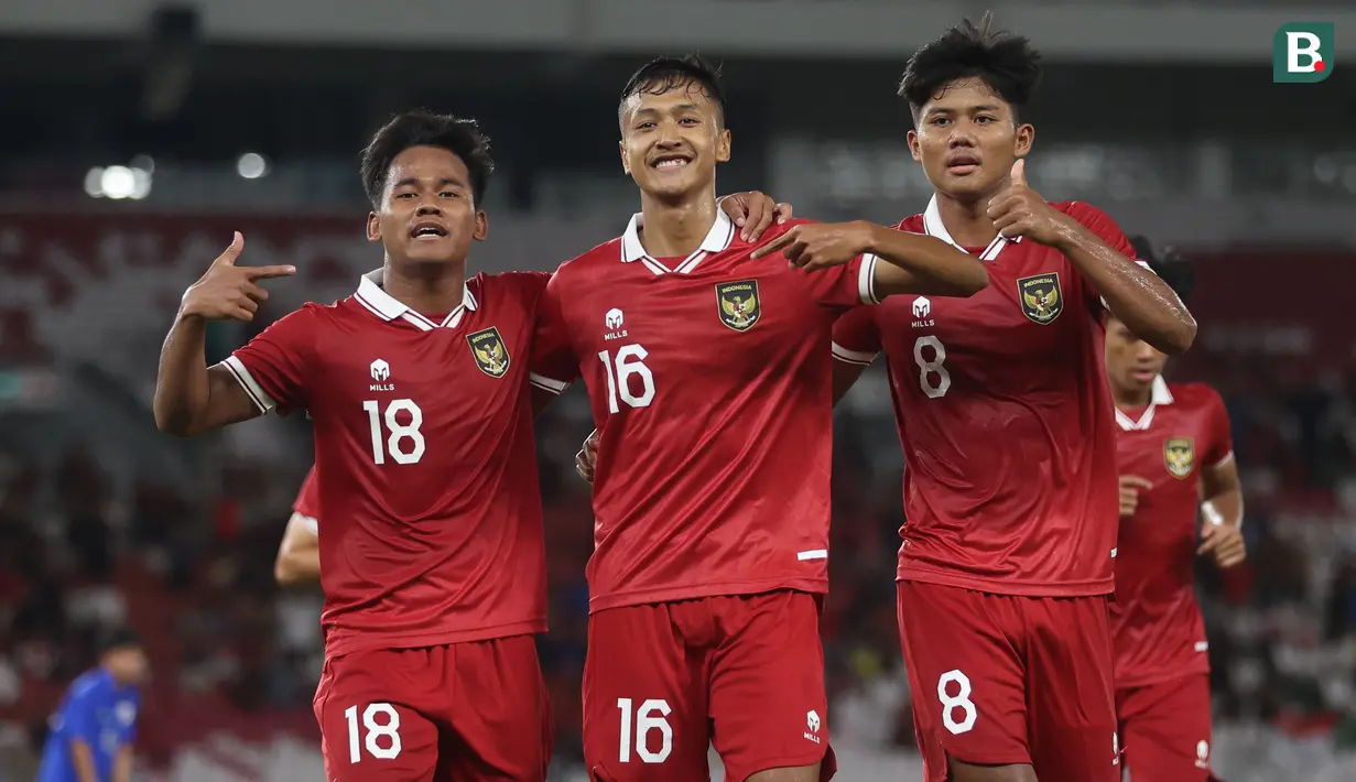 Timnas Indonesia U-20 asuhan Indra Sjafri yang diproyeksikan untuk lolos ke ajang Piala Dunia U-20 2025 harus mengakui keunggulan THailand U-20 dengan skor 1-2 pada laga uji coba internasional di Stadion Utama Gelora Bung Karno (SUGBK), Senayan, Jakarta, Jumat (26/1/2024) malam WIB. Sempat unggul terlebih dahulu lewat gol Toni Firmansyah sejak menit ke-13, Arkhan Kaka dkk akhirnya harus mengakhiri laga dengan kekalahan setelah pasukan Thailand U-20 mampu comeback dengan mencetak dua gol lewat Paripan Wongsa (63') dan Pikanet Laohawiwat pada masa injury time babak kedua. (Bola.com/M Iqbal Ichsan)