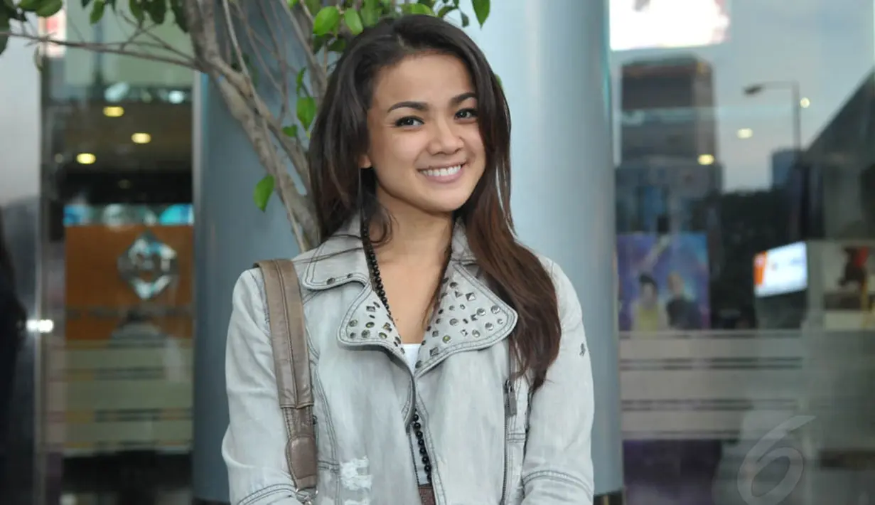Rambut bergelombang dan panjang menjadi pilihan Nirina Zubir saat ini, Jumat (23/5/14). (Liputan6.com/Panji Diksana)