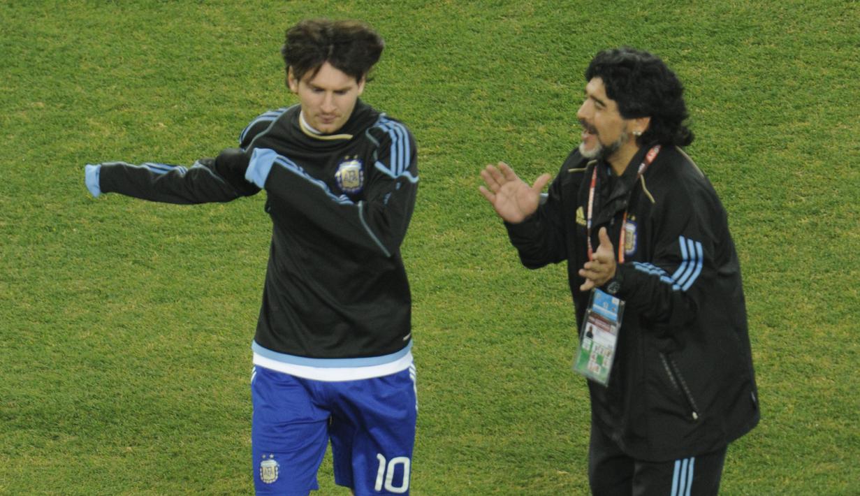 Pelatih Argentina, Diego Maradona, memberikan semangat kepada Lionel Messi saat sesi latihan jelang laga melawan Meksiko pada laga Piala Dunia di Stadion Soccer City, Afrika Selatan, (27/6/2010). (AFP/Javier Soriano)