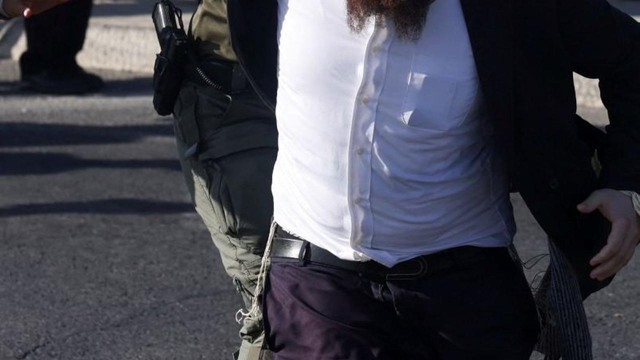 Mereka dibubar secara paksa oleh pasukan polisi Israel. Foto: REUTERS / Ronen Zvulun<br>