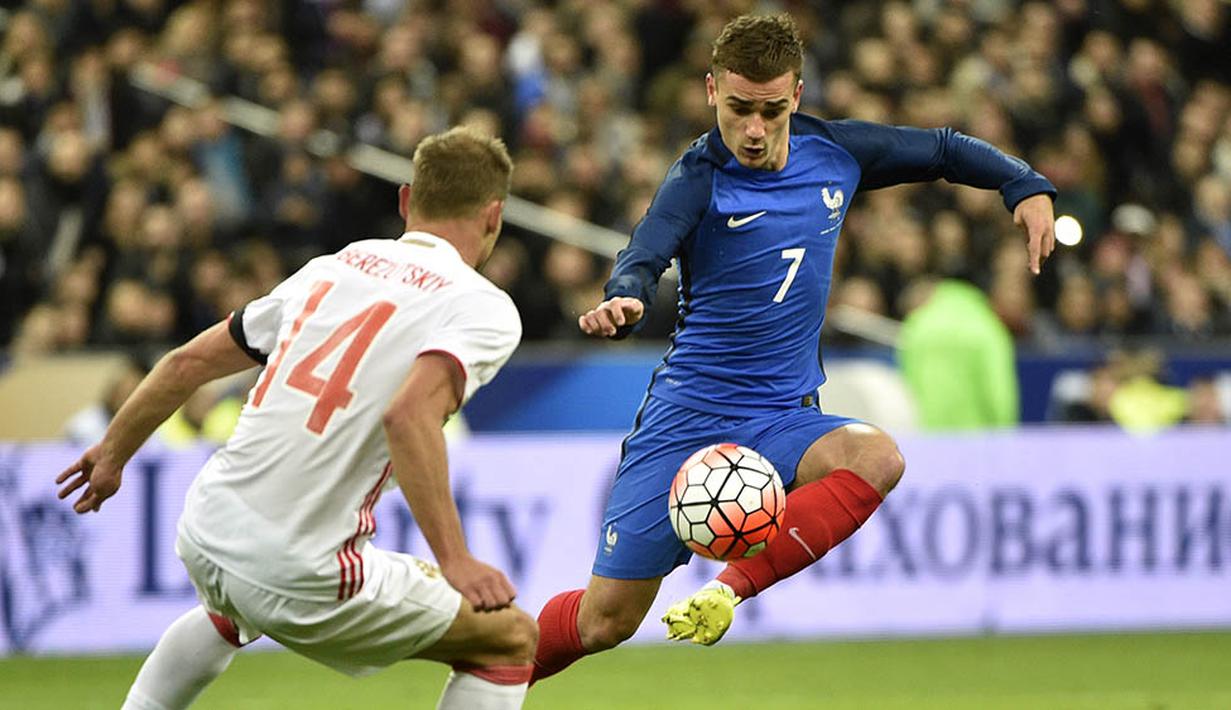 Euro 2016 nanti akan menjadi pembuktian bagi Antoine Griezmann apakah dirinya mampu lepas dari bayang-bayang Karim Benzema yang selama ini dianggap sebagai striker nomor satu di Prancis. (AFP/Martin Bureau)