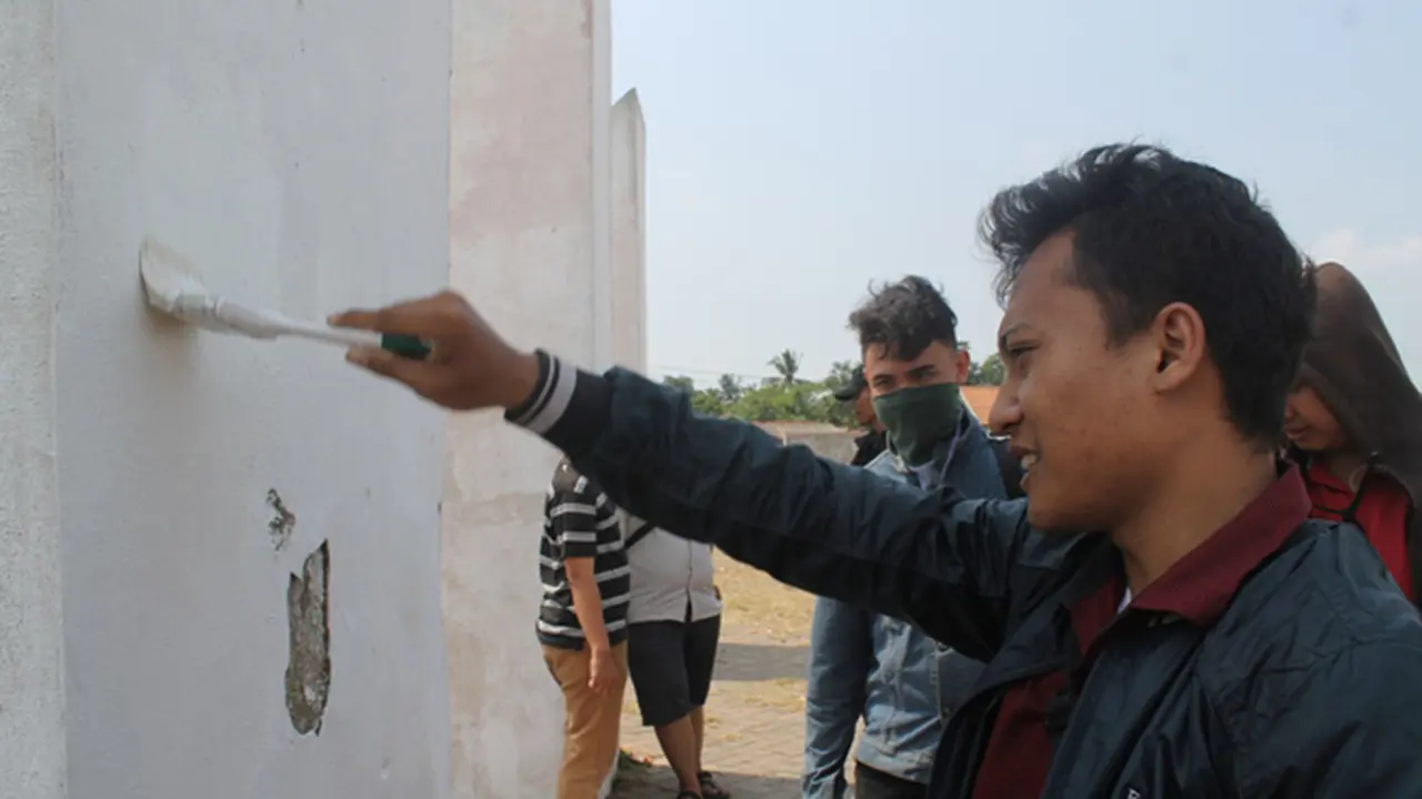 HUT RI ke-69, GMNI Karawang Lakukan PengecatanTugu Proklamasi