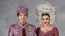 Aurel Hermansyah dan Atta Halilintar memilih memakai adat Minang saat menikah pada 3 April 2021 lalu. Terlihat Aurel yang mengenakan suntiang. (Instagram/@aurelie.hermansyah)