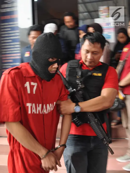 Tersangka kurir narkoba digiring aparat kepolisian pada rilis narkoba di Patwal Simpanglima Semarang, Minggu ( 17/3). Unit Satuan Narkoba Polsek Pedurungan Semarang menangkap kurir narkoba dengan barang bukti 1,3 kg sabu-sabu. (Liputan6.com/Gholib)